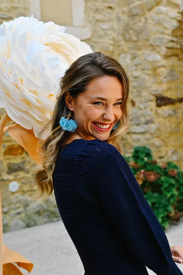 Boucles d'oreilles fleurs - Bleu ciel – Image 4